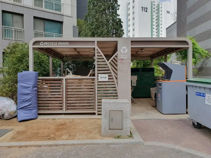RECYCLE HOUSE 분리수거장