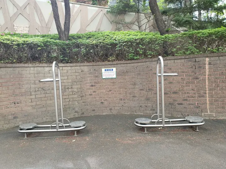 나란히 선 운동기구