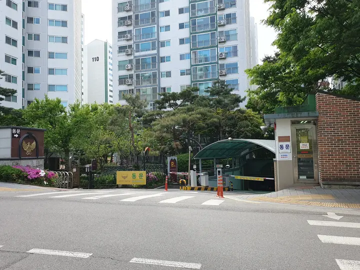 동문 출입구
