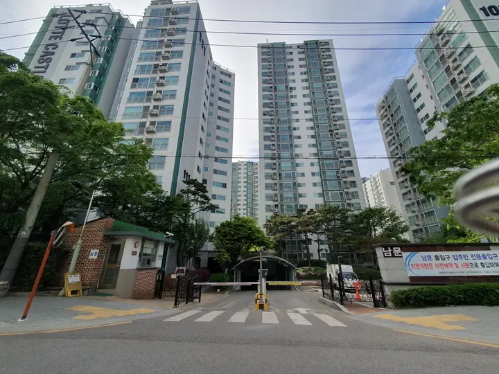 경비실과 차단기가 선 남문