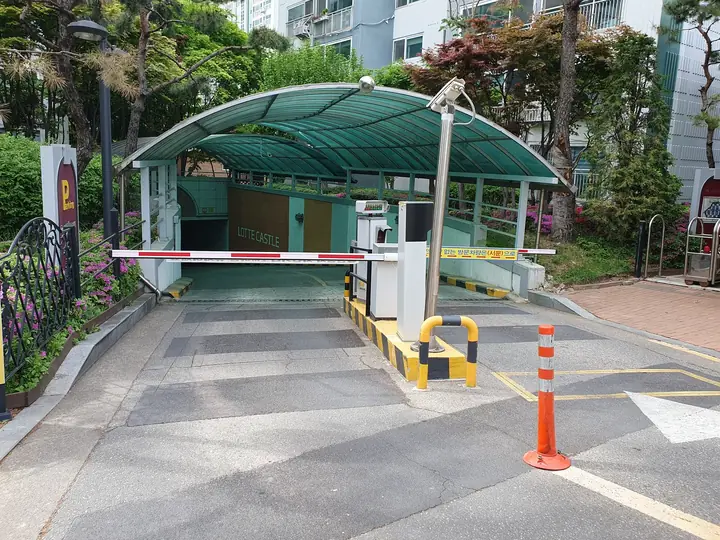차단기가 선 지하주차장 입구