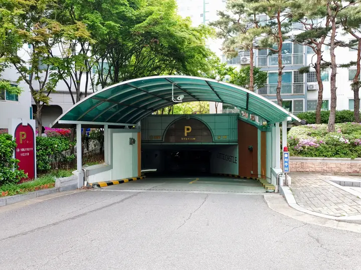 지붕 덮인 지하주차장 입구