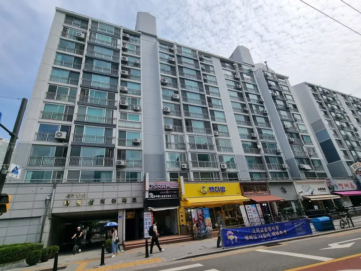 1층에 상가가 들어선 길가 동