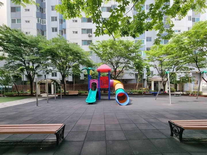 벤치가 둘러싼 놀이 마당