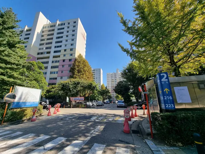 차량 출입구 너머 15층 동