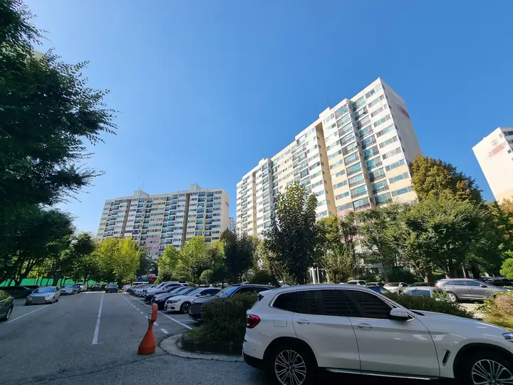 단지 안 도로에서 본 동 전경