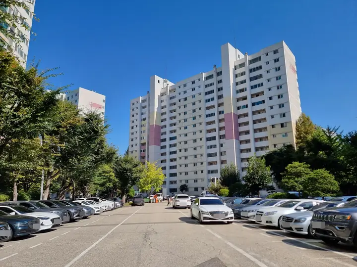 동 앞 지상 주차장