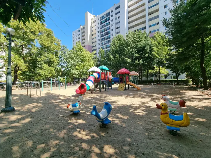 흔들 놀이기구가 있는 모래 놀이터