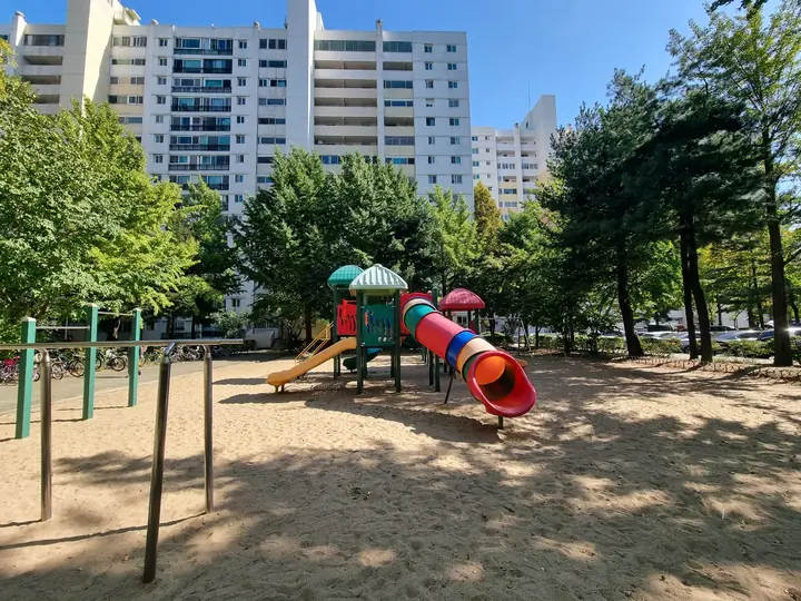 터널 미끄럼틀과 철봉이 있는 놀이터