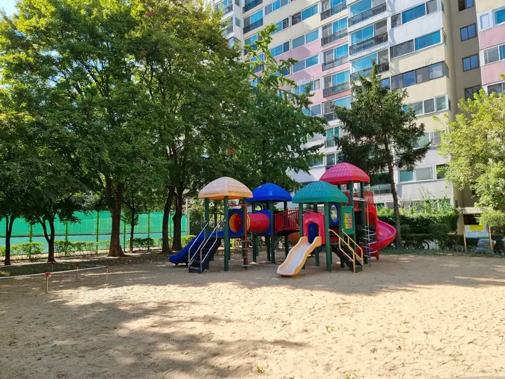 녹색 펜스 옆 놀이터