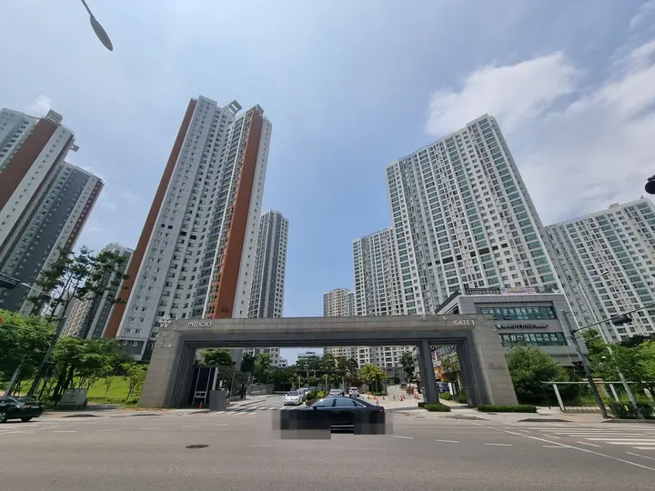 'GATE 1' 문주가 있는 정문과 35층 동들
