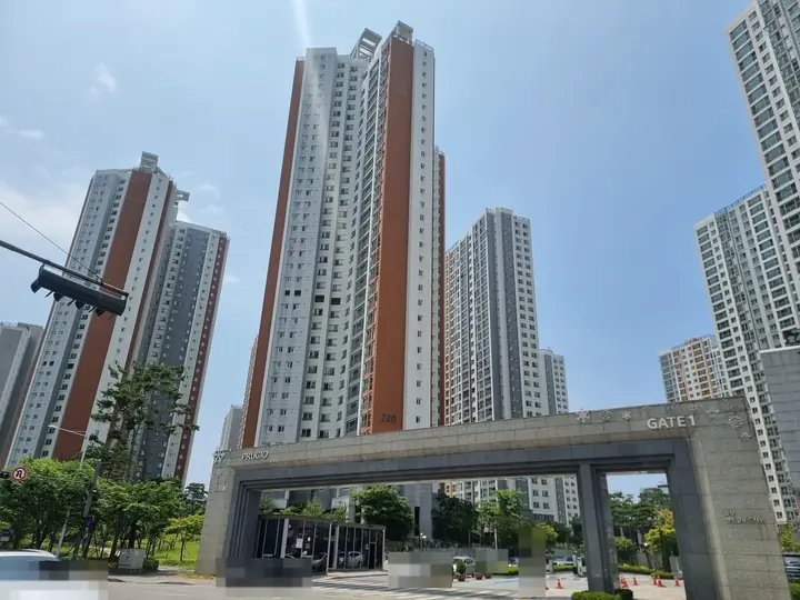 정문 문주 너머 고층 동