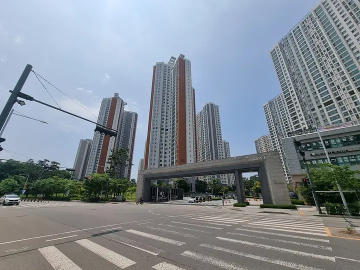 횡단보도 건너편 정문