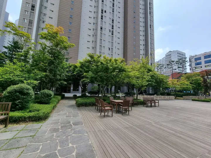 파라솔 테이블이 놓인 목재 데크 정원