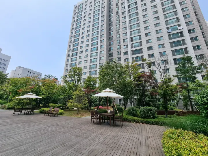 동 앞 데크 정원과 파라솔