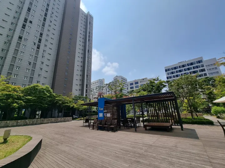 데크 광장의 그늘막 정자