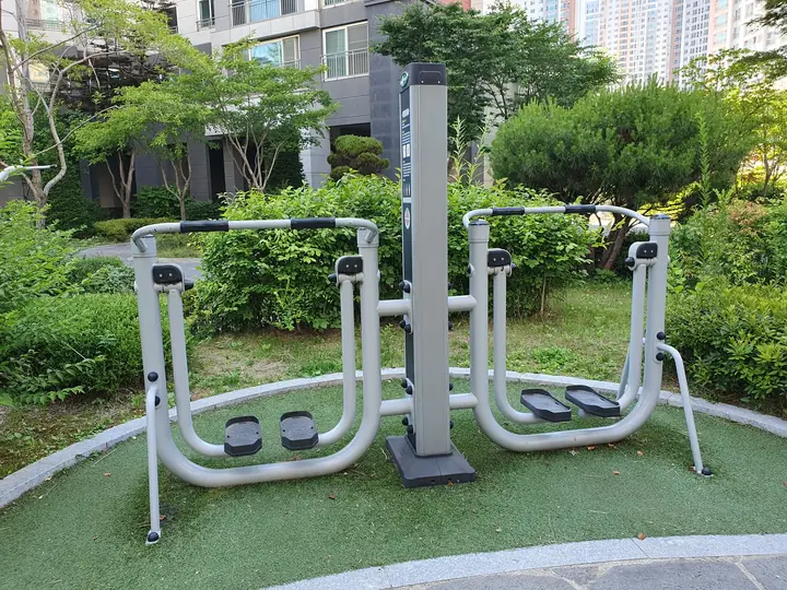 산책로 옆 운동기구