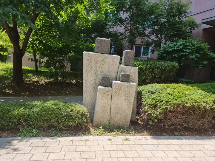 돌기둥 조형물이 선 화단