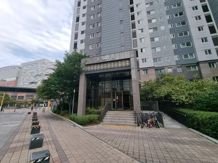 501동 출입구와 계단