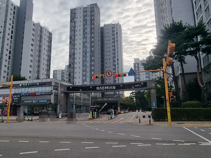 김포한강11로 쪽 'RAEMIAN GATE 2' 문주와 상가