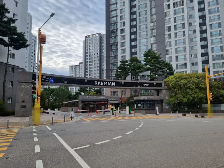 'GATE 1' 문주와 지하주차장 입구, 경비실