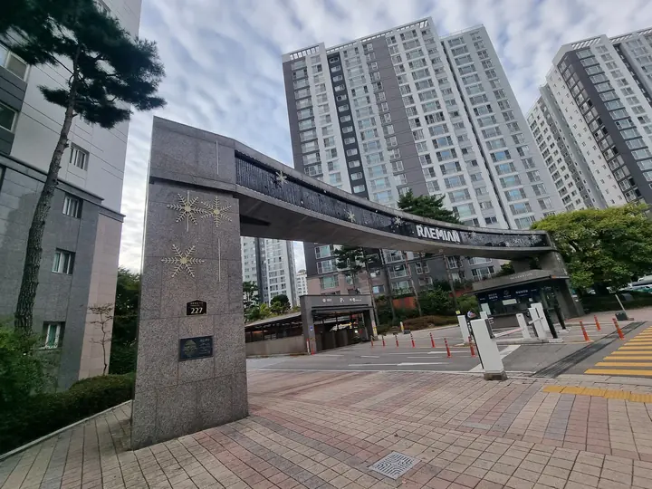 별 장식이 들어간 GATE 1 석재 기둥