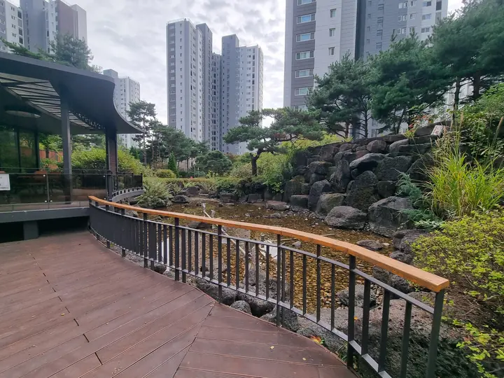 바위 폭포 연못을 따라 놓인 데크