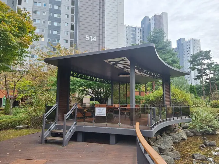 514동 앞 연못가 정자