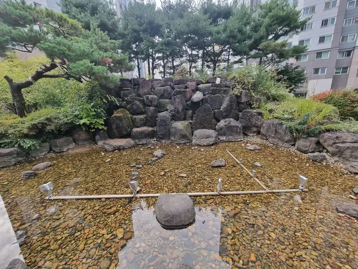 소나무와 바위로 꾸민 폭포 연못