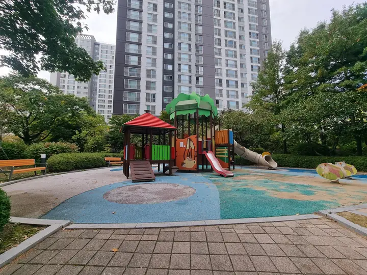 빨간 지붕 놀이대와 터널 미끄럼틀
