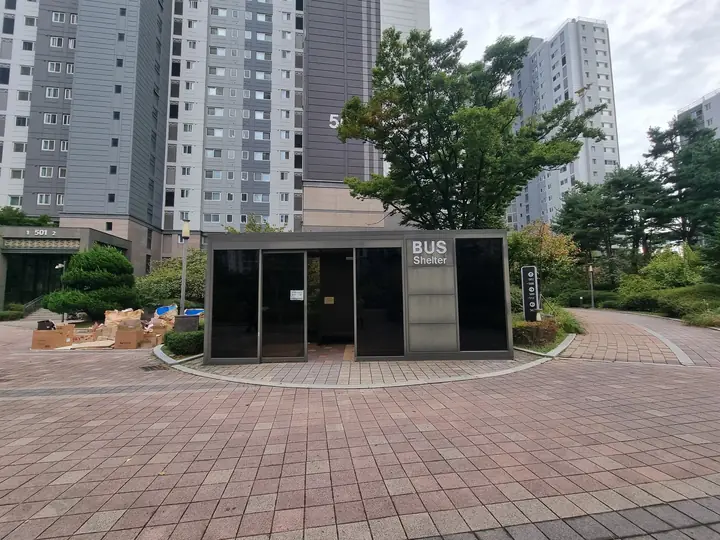 501동 앞 'BUS Shelter' 대기실