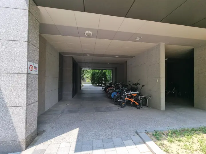 필로티 아래 자전거 보관소