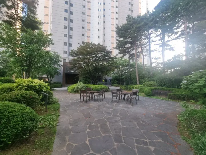 테이블이 놓인 판석 쉼터
