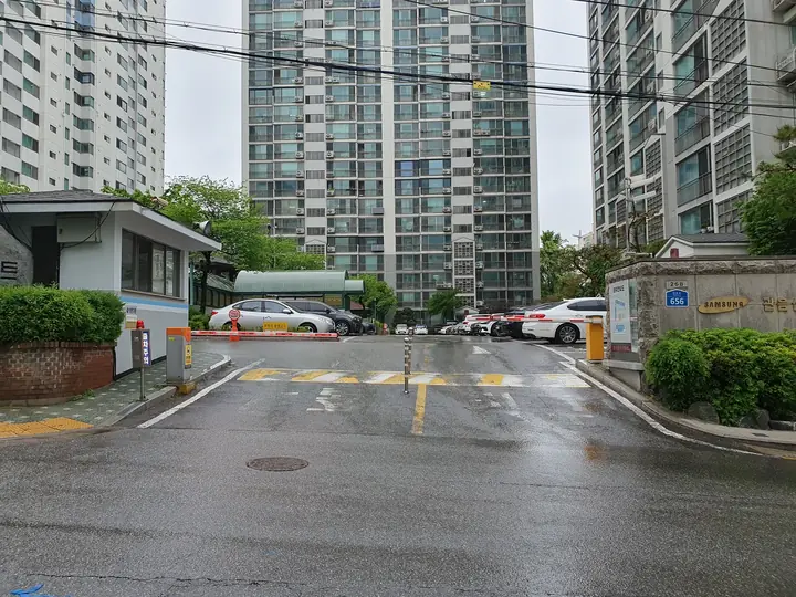 차단기가 선 정문