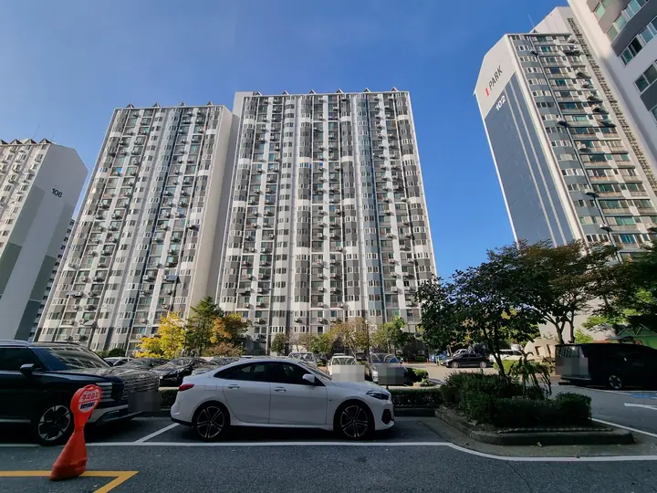 주차장 너머로 본 동들과 'IPARK' 102동