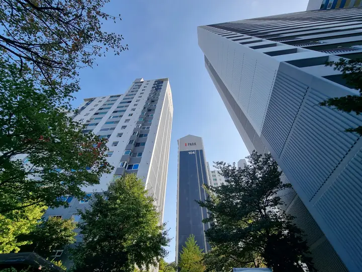 나무 사이로 올려다본 'IPARK' 102동