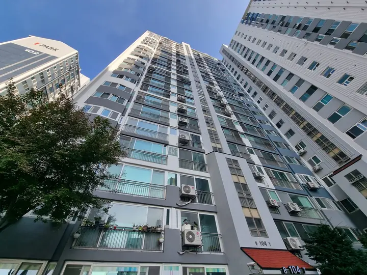 올려다본 104동 외벽