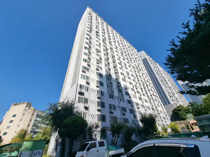덕릉로 쪽에서 올려다본 고층 동