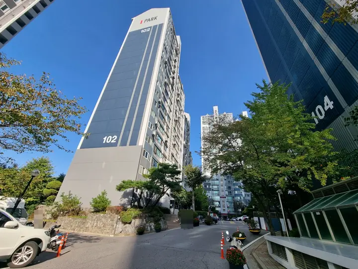 102동과 104동 사이 진입로