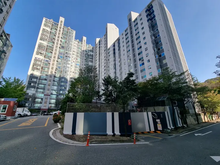 지하주차장 벽 너머의 동들