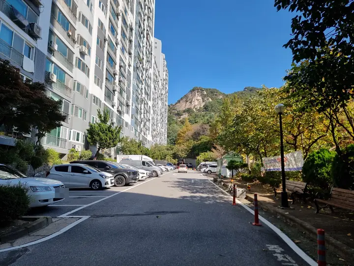 불암산 바위가 보이는 단지 안길