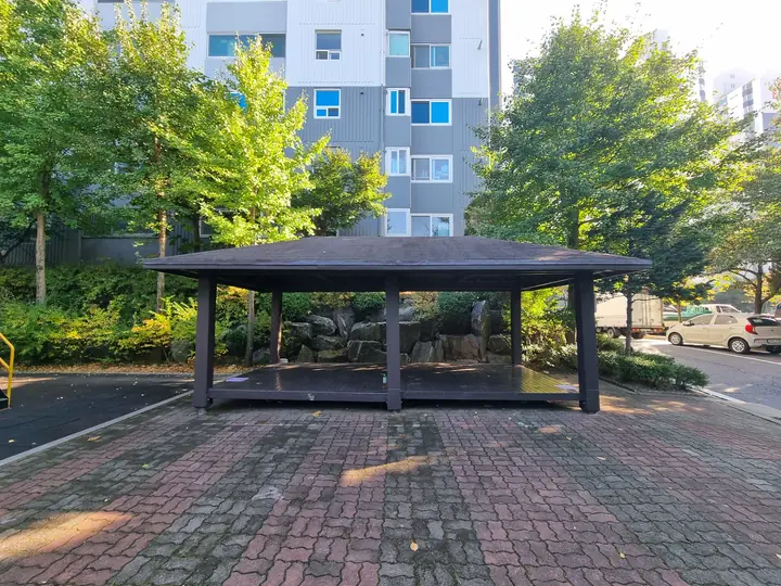 단지 안 큰 정자
