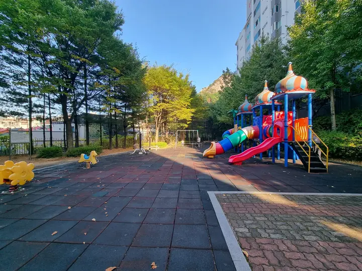 숲에 둘러싸인 돔 지붕 놀이터