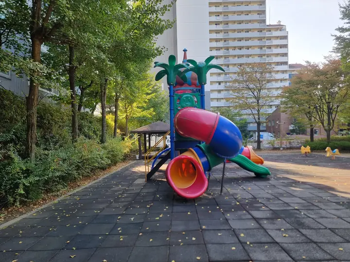 야자수 장식 미끄럼틀