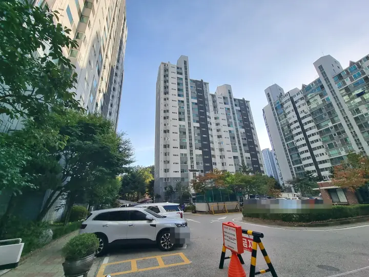 경비실 앞 회차로에서 본 고층 동