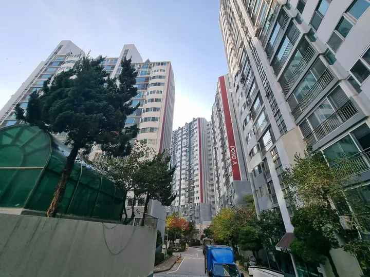 'DONG A' 글자가 세로로 들어간 동 사이 길