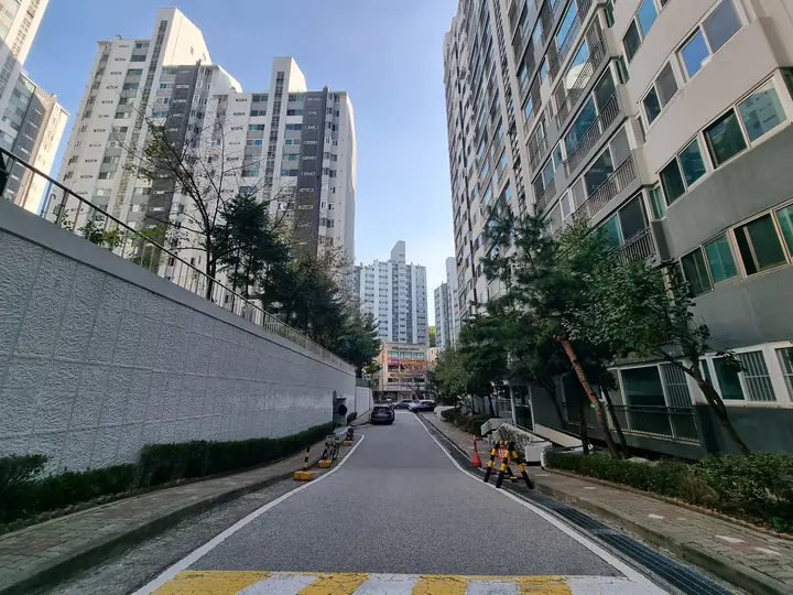 옹벽을 따라 동 앞으로 이어진 진입로