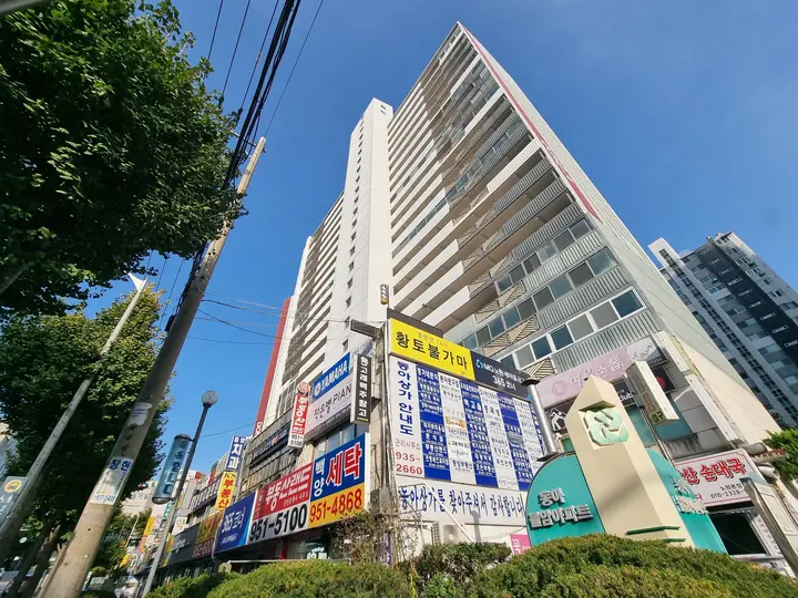 덕릉로변 상가동과 단지 문주
