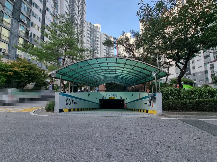 곡선 지붕을 씌운 지하주차장 입구