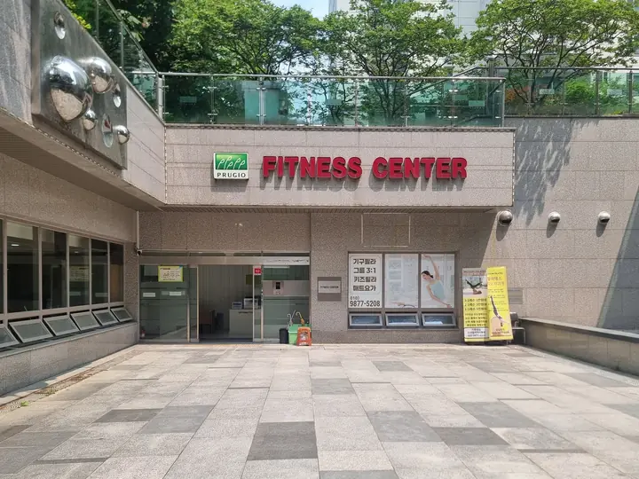 지하 선큰 광장 앞 피트니스 센터